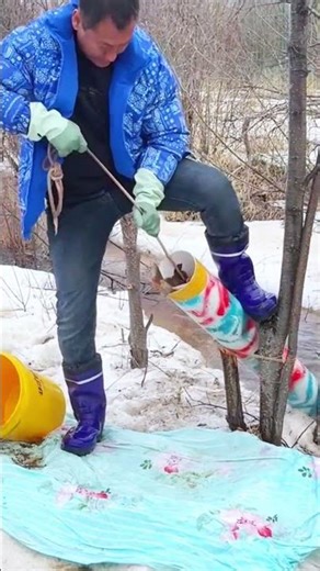 Innovative Winter Fishing: Using a Creative Pipe Trap to Catch Large Fish