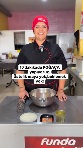 Yine geldim! 3-2-1 poğaça. İddia ediyorum: Bu poğaçayı yapmak sadece 10 dakika, pişmesi 15–20 dakika! Yani toplamda yarım saate kahvaltı, misafir, okul beslenmesi veya çayın yanına sıcacık poğaçan hazır! Hem pratik, hem hesaplı, hem de yumuşacık. Ben bu kadar kolay tarif görmedim!” dedirtecek garanti bir tarif! Malzemeler (3-2-1 Poğaçası) • 3 adet kabartma tozu • 2 su bardağı yoğurt (oda sıcaklığında) • 1 su bardağı sıvı yağ • 1 tatlı kaşığı tuz • 4,5 su bardağı un Üzeri için: • 1 adet yumurta s