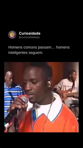 Curiosidade já on Instagram: "A música “Lonely”, lançada por Akon em 2004, nasceu de um momento pessoal e reflexivo da vida do cantor. A base da canção usa um sample de “Mr. Lonely” (1958), de Bobby Vinton, que traz aquele som melancólico e nostálgico marcante. Akon se identificou com essa atmosfera porque, na época, enfrentava dificuldades emocionais e queria expressar sentimentos de solidão, rejeição e arrependimento. A escolha do sample ajudou a criar uma conexão imediata com o público, mistu