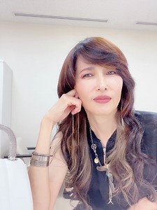 Kudo_shizuka on Instagram: "いつもの控え室 雑談 笑笑 笑笑 このキャニオンのNちゃんが、いつもシラっと、仕事を入れるんです。気がつかれないように現場で予定にないコメント録りを入れたり。笑 いや、『気が付くから先に言おう』 笑笑 これがね。 憎めないキャラなのです。笑笑 TikTok のやり方が私同様わからない方がいるようなので、How to をお知らせするそうです〜😂"