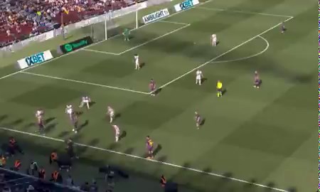 Il va falloir sérieusement penser à l’installer en 9, on ne peut pas mettre un joueur pareil sur le banc