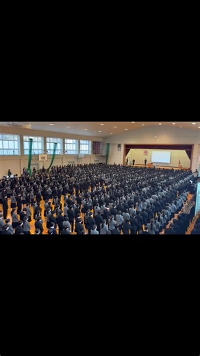 高知学芸中学高等学校【公式】 on Instagram: "2月10日（火）、先日卒業した高3生を除く約1400名の生徒と教職員が体育館に参列し、高知学芸中学高等学校の創立記念式典が執り行われました。本校は、1957年2月12日高知学芸高等学校が創立し、3年後の1960年に高知学芸中学校が併設されました。式典では、橋本和紀校長より学芸創立の経緯から今現在に至るまでの歴史や、学芸讃歌の歌詞の意味についてのお話がありました。また、生活の三原則である皆勤の励行（時を守り）、環境の美化清掃（場を清め）、服装の端正（礼を正す）が建学の精神に繋がっているというお話をされました。今年の卒業生で卒業生は22,863人になりました。来年70周年を迎える高知学芸中学高等学校は校風を大切にしてこれからも成長していきます。今後とも高知学芸中学高等学校をどうぞよろしくお願い致します。 #高知学芸中高等学校 #創立記念式典 #学芸讃歌 #70周年 #育てる学芸"