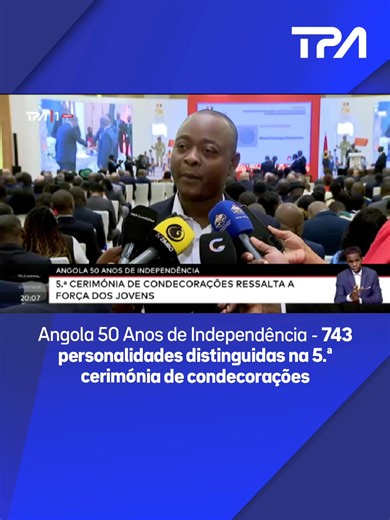 Angola 50 Anos de Independência - 743 personalidades distinguidas na 5.ª cerimónia de condecorações Uma anciã com mais de 100 anos, Emiliana Januária, parteira de profissão, foi a primeira a ser distinguida na 5.ª cerimónia de condecorações realizada ontem, recebendo a medalha na categoria de Paz e Desenvolvimento. Na mesma ocasião, Alioune Blodin Beye, maliano que perdeu a vida em prol da paz em Angola, foi condecorado a título póstumo. Entre os distinguidos estiveram também o músico Anselmo Ra