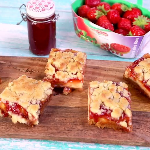 Un carré de crumble à la fraise pour le dessert ? Oui, oui, oui ❤️ 🍓 La recette détaillée : https://bit.ly/3rgzYMA | Marmiton