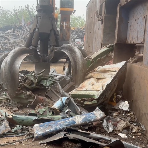 Leimbach 1400-ton scrap shear in action #scrapyard #recycling