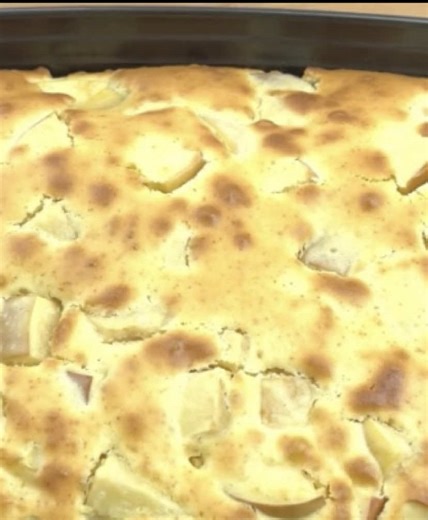 Рецепт Яблочного Пирога!!! 2 яйца. Сахар 150 гр. Топленое масло 80 гр. Молоко 180 мл. Мука 300 гр и разрыхлитель 5 гр. 3 яблока. Смазать растительным маслом. Выпекать 30-35 минут при 180 ° С. Приятного аппетита. #рецепт #пирог #десерт #пирогрецепт