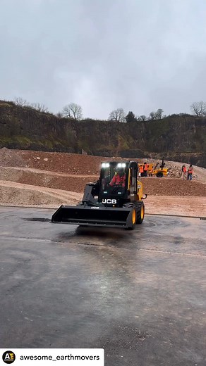 JCB’s versatile Teleskid has been updated with a new Stage V engine and new boom. This was one of a number of product launches at an event this week. Read the full story in the next issue of the AE Magazine. #jcb #teleskid #skidsteer #jcbmachines #construction | Awesome Earthmovers News