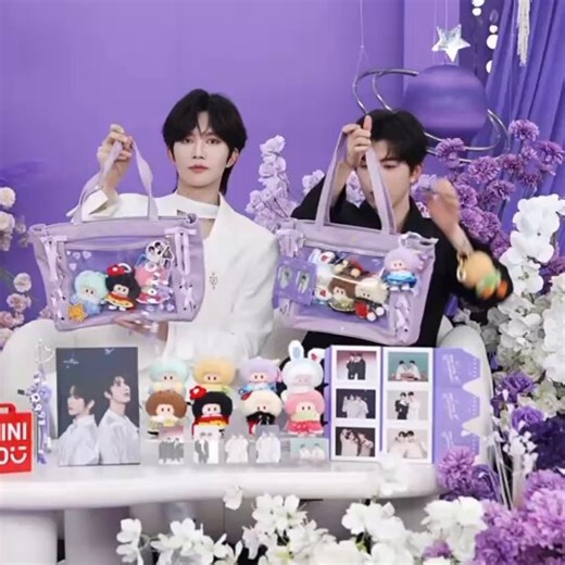 ขอบคุณทาง MINISO ที่ได้จัดกิจกรรมไลฟ์สด #XingQiu ให้แฟน ๆ ได้เติมโมเมนต์ที่น่ารักของทั้งคู่แบบเต็มอิ่ม รวมถึงมี Art Toy น่ารัก ๆ ให้แฟน ๆ ได้เลือกสรร 🧸ขอบคุณที่มอบโอกาสและความไว้วางใจให้ หวงซิง และ ชิวติ่งเจี๋ย ได้รับหน้าที่ Asia-Pacific Art Toy Ambassador ของ MINISOและที่สำคัญ ขอขอบคุณแฟน ๆ ทุกคน สำหรับทุกคำสั่งซื้อและแรงสนับสนุนที่มอบให้ซิงชิวมาโดยตลอดนะคะ 🍁🌟MINISO JOY WITH XINGQIU#MINISOLivewithXINGQIU