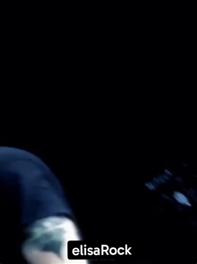 🔥🎸 Um clássico do rock nacional que nunca perde o impacto. “Teto de Vidro” é uma das músicas mais marcantes da Pitty, com letra afiada, atitude e verdade — daquelas que continuam atuais não importa o tempo que passe. Lançada no início dos anos 2000, a canção virou hino para uma geração, falando sobre hipocrisia, julgamentos e a coragem de ser quem se é. Pitty entrega intensidade, crítica e emoção em cada verso, mostrando por que se tornou um dos maiores nomes do rock brasileiro. 🤘🖤 🎶 Pitty 