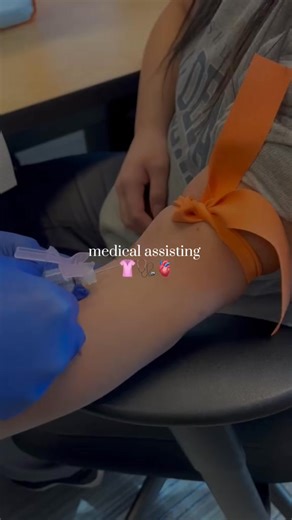 Seats fill fast this semester. Enroll in Stepful’s 4-month Medical Assistant program and get ready to pass the NHA CCMA exam: ✅ 100% online classes ✅ Hands-on clinical sessions ✅ Career support Secure your spot today 📅✏️ | Stepful