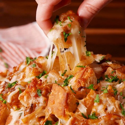 French Onion Pull-Apart Bread is WAAYY better than the soup. Full recipe: http://dlsh.it/9U3ta55 | Delish