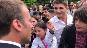 Le respect, c’est le minimum dans la République – surtout un 18 juin, surtout en présence des compagnons de la Libération. Mais cela n’empêche pas d’avoir une conversation détendue – regardez jusqu’au bout. | Emmanuel Macron