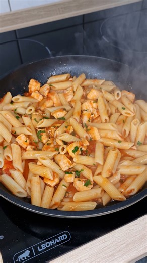 Quick and healthy dinner! Salmon with pasta and sauce! Amazing recipe Ingredients (for 2-3 people): 250 g pasta (spaghetti, penne, fusilli, etc.) 300 g boneless fish meat (such as cod fillet, salmon, or trout) 2-3 tablespoons olive oil 2 cloves garlic, crushed 200 ml tomato sauce or 2 chopped tomatoes Salt and pepper to taste Lemon juice (optional) A little chopped parsley for decoration Instructions: Cook the pasta: Cook according to the instructions on the package, drain and set aside. Save a 