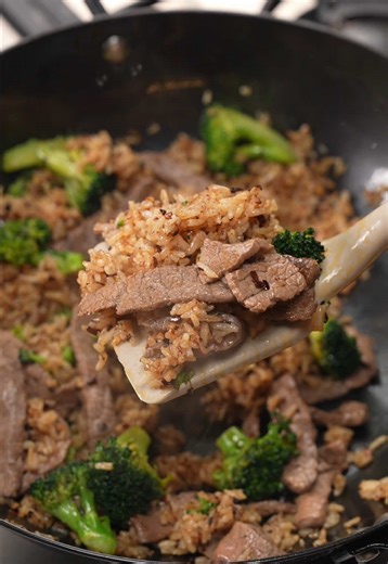 Episod 765 | Resepi Nasi Goreng Chili Oil Daging Blackpepper | 2 Minit 1 Resepi by Che Sayang Kitchen Esok nak 1st day sahur dah, nanti pergi kedai beli Perencah Nasi Goreng Cina & Blackpepper seasoning dari Seri-Aji 😁 Bahan-bahan - 1-2 cawan nasi - 1 sudu besar Seri-Aji®️ Perencah Nasi Goreng Cina - 2-3 sudu besar Chili oil - 100 gram daging hiris - 1 sudu besar Seri-Aji®️ Perencah Masak Lada Hitam - Brokoli #resepichesayang #chesayangkitchen #BersahurBersamaSeriAji #MariRayaBersama #chesayang