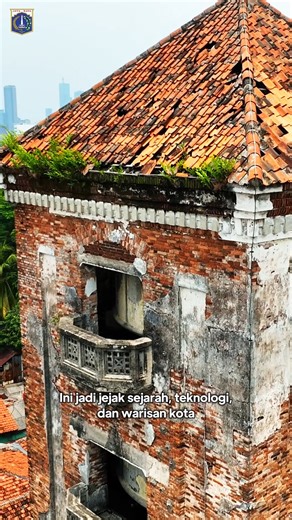 65K views · 1K reactions | Di tengah ramainya Stasiun Manggarai, ada satu bangunan legend yang udah berdiri lebih dari 100 tahun! Namanya Menara Air Balai Yasa Manggarai — peninggalan Belanda yang masih berfungsi sampai sekarang dan baru aja ditetapkan sebagai Cagar Budaya Jakarta. Ada yang pernah lihat langsung menara bersejarah ini? #JakartaHeritage #CagarBudayaJakarta #MenaraAirManggarai #ExploreJakarta #JakartaTempoDulu | Pemprov DKI Jakarta | Facebook