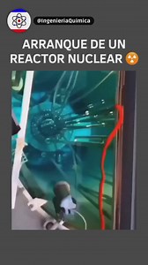 Arranque de reactor nuclear ☢️ El sonido ascendente es por drama del video, porque realmente suena el golpe del mecanismo que levanta rápidamente las barras de grafito entre las barras de uranio para dar paso a la radiación reflejada en luz azul que es la onda de frecuencia de los neutrones que logra escapar entre los átomos del agua que es el perfecto contenedor aislante de radioactividad y calor. Por último el otro golpeteo es la caída de las barras de grafito cubriendo las de uranio contenien