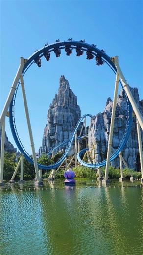 Falcon, the world's tallest B&M Wing Coaster, is also one of the best! Find this spectacular coaster at Wuxi Sunac Land in the Jiangsu province of China! #falcon #bolligerandmabillard #wingcoaster #wuxi #sunac #sunacland #wuxisunacland #jiangsu #China #Asia #rollercoaster #themepark #amusementpark #achtbaan #achterbahn #freizeitpark #attractiepark #thecoasterkings #coasterkingsradio #podcast | Coaster Kings