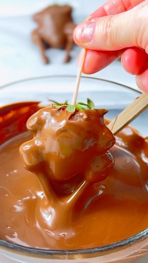 Make adorable Chocolate Strawberry Turkeys for Thanksgiving! | Simplistically Living