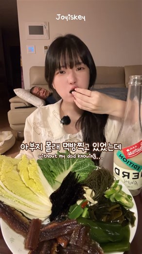 조이스키 Joyiskey on Instagram: "아빠 몰래 먹방 찍으면 일어나는 일ㄷㄷ 크리스마스 또또 대박 맛있는 막걸리 가져왔어요..💖 지난번 공구때 3일만에 품절된 너드막걸리 조이스키 팔로워분들만 최저가 할인 링크로 가져왔어요!! 🌿너드 바질 스파클링 -> 조이PICK, 향긋한 바질향, 피자랑 조합 최고 🌱너드 타임앤로즈마리 스파클링 -> 고급스러운 허브향, 양념치킨이랑 조합 최고 🍓너드 딸기 스파클링 -> 가벼운 딸기 요거트 같음, 연말파티 성공템 🍀너드 12도 프리미엄 막걸리 -> 탄산x, 청포드요거트 느낌, 엽떡이랑 조합 최고 🌿너드 스파클링 3병 선물 세트 -> 술 좋아하는 친구 집들이 선물로 들고가면 아주 칭찬받으실 겁니다 12/15~12/22 (일주일 최저가 할인) 🍶조이스키 프로필 링크 1. 댓글이벤트(10분) -> 본 영상 댓글 달아주신 분들 중, 추첨을 통해 주문폭주였던 ‘딸기막걸리’를 선물로 드려요! 2. 구매인증 이벤트(3분) -> 본 영상