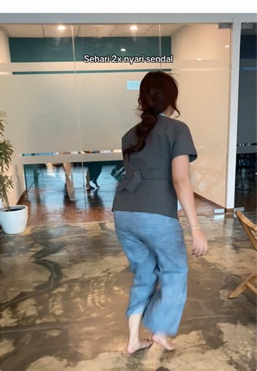 Kehidupan Kantor: Mencari Sandal Sehari 2x