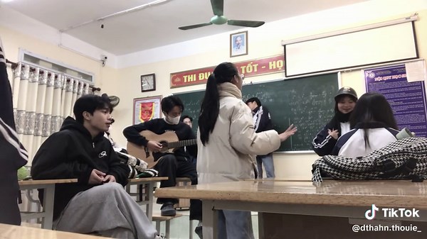 Bài Hát Trái Đất Ôm Mặt Trời - Học Sinh Cấp 3 | Vivu Music Club