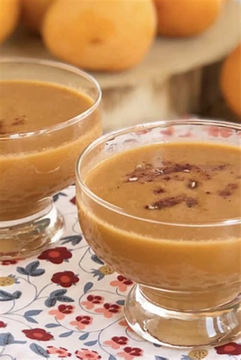 🟠 3 recetas con nísperos Estamos en plena temporada y hay mil formas de disfrutarlos. Aquí tienes 3 ideas fáciles, frescas y diferentes: 🍅 Un gazpacho afrutado y suave 🍯 Nísperos en almíbar casero 🍨 Un postre exprés con yogur y frutos rojos Desliza para verlas 👉 ¿Cuál te apetece más? ¿Team cuchara o bocado dulce? 🍑 GAZPACHO DE NÍSPEROS ✔ 200 g de nísperos (pelados y sin hueso) ✔ 40 g de pimiento verde ✔ 40 g de pepino ✔ 1 tomate mediano ✔ ½ cebolla tierna ✔ 1 diente de ajo (sin germen) ✔ 1