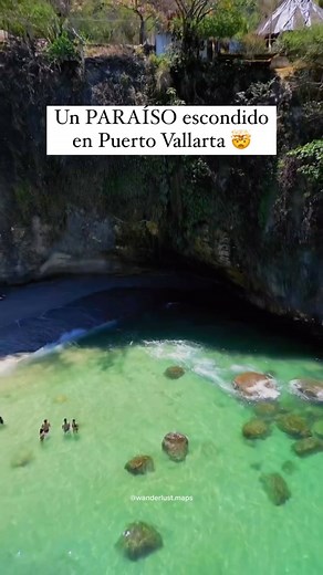 @wanderlust.maps presenta: Una joya escondida en Puerto Vallarta 🤩 En tu próximo viaje a Puerto Vallarta no te olvides conocer este paraíso escondido 😮‍💨 Se llama playa paredón y es un rincón de aguas cristalinas en el que podrás disfrutar y desconectarte 🙌🏼 Para llegar a esta fantástica playa es necesario caminar desde playa Las Gemelas o puedes agarrar un bote directo 🚤 ¿Te gustaría conocerla? 👇🏼 🎥 dron.ds puertovallartatravel carlosguzman daniel.smuro nepobuseno - - - - #puertovallar