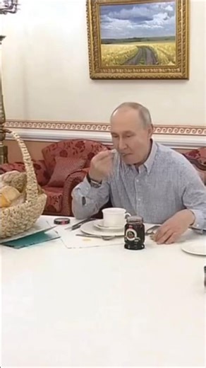 25 Seconds of Putin Eating Food: The Rus President #vladimirputin #wine #bakery #meal #ytshorts