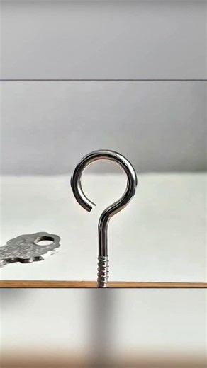 99% людей вызывают мастера зря — и платят за то, что решается за пару минут. Эта девушка показала, какие проблемы со стиральной машиной вовсе не поломки. Машина долго набирает воду? Часто кран просто открыт не до конца или шланг пережат. Вода сразу уходит? Проверь высоту сливного шланга — он не должен лежать слишком низко. Вещи стираются плохо? Достань и промой лоток для порошка — со временем он забивается, и средство не попадает в барабан. Машина не включается? Сначала проверь розетку, а не сер