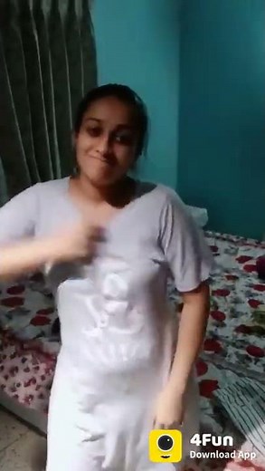 Desi girl showing boobs from bra