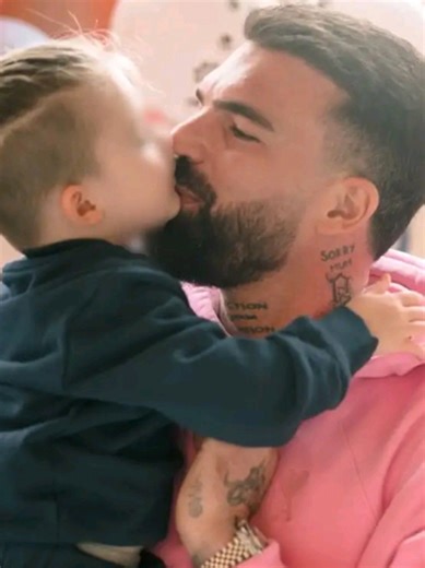 💖Στην Θεσσαλονίκη ταξίδεψε χθες Δευτέρα 2 Φεβρουαρίου, ο Δημήτρης Αλεξάνδρου για να πάρει τον γιο του, Πάρη από την πρώην σύντροφό του, Ιωάννα Τούνη. Με το που έφτασαν στο σπίτι τους στην Αθήνα, ο Δημήτρης Αλεξάνδρου έκανε μια αποκάλυψη στο προφίλ του στο Instagram σχετικά με κάποια λόγια που του είπε ο μικρός και τον έκαναν να ξεσπάσει σε κλάματα. Διαβάστε περισσότερα στο TLIFE.gr 🔗 #tlife #dimitrisalexandrou #paris #ioannatouni