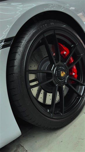 Porsche 992 com Downpipe: Performance e Estilo