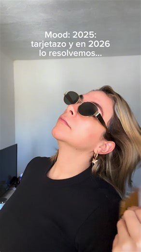 Jacquie Manzur 🦋 on Instagram: "✨somos abundancia infinita✨ *el 2026 ya es la prox semana* 😭😂 - #humor #comedia #fyp #abundanciainfinita #gastos #2025 #parati #viral"