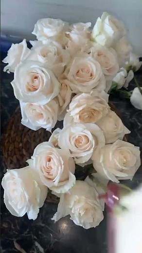 How to Arrange Flowers in a Vase | Easy DIY