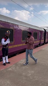 Welcome to South India’s first Luxury Train.With 44 luxurious rooms, 2 restaurants, a bar with unlimited drinks, spa, and gym, this is sure to be a memorable journey. Thanks for the invite @indiatourism_bengaluru @irctc.official @goldenchariotofficial @incredibleindia Karnataka the sprawling land of exquisite landscapes and royal monuments. Explore the magical beauty of this majestic place through “The Golden Chariot” tour packages. Which offer an array of journeys from sightseeing in Bengaluru,