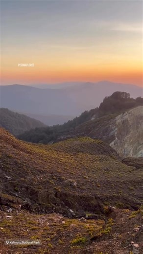 Minimal sekali dalam seumur hidupMu datang ke tempat Indah Ini #kelimutu #danaukelimutu #kelimutunationalpark #indonesia #pesonaflores | Pesona Flores