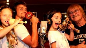 Kvůli této písni oslavenec Karel Gott slzel jako želva. Dcery pro něj natočily roztomilý song - Super.cz