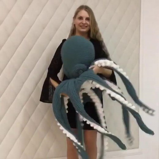Giant octopus made by Crochetingsshop