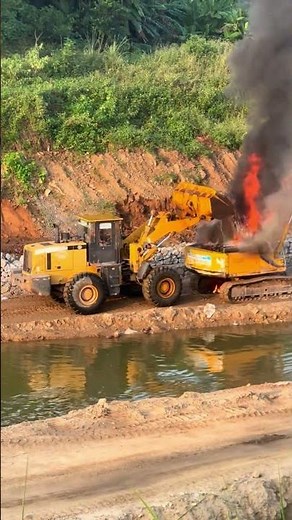Quick-Thinking Driver Puts Out Burning Excavator with Loader Bucket