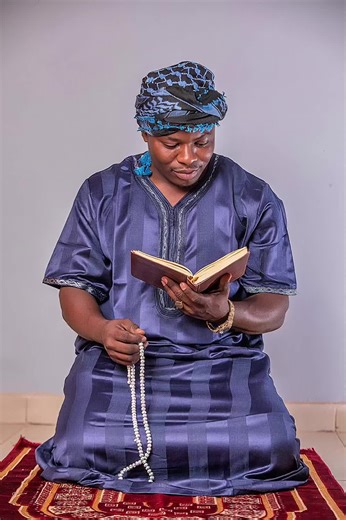 🤲 UNE BELLE INVOCATION À RÉCITER Parfois, les mots les plus simples sont ceux qui rapprochent le plus d’Allah. Cette belle invocation demande à Allah d’accepter nos adorations et de nous pardonner. Allahumma taqabbal siyamana Ô Allah, accepte notre jeûne. Allahumma taqabbal sujudana wa rukuʿana Ô Allah, accepte nos prosternations et nos inclinaisons. Allahumma innaka ʿafuwwun tuhibbul ʿafwa faʿfu ʿanna Ô Allah, Tu es Pardonneur et Tu aimes le pardon, alors pardonne-nous. Nous demandons aussi à 