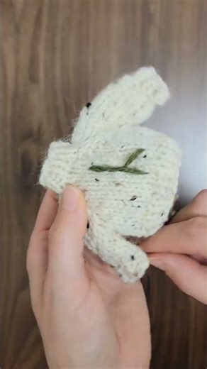 How to embroider a Christmas tree on a mini sweater #fibersandpines