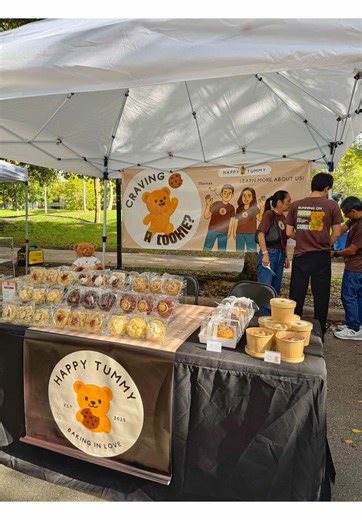 Not every win looks like a sell-out 🤍 Sometimes it looks like someone showing up just because they believe in you. Grateful for every person who supports, shares, and comes to find us at the markets — it truly means the world 🐻🍪 See you this Friday at Weston Town Center ✨ ⸻ #miamilakesfarmersmarket #smallbusiness #smallbusinessowners #emprendedores #emprendimientodesdecasa