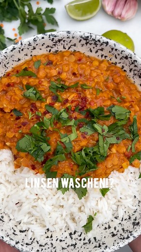 Linsen-Curry mit Kokosmilch Das perfekte Curry für hektische Tage! Mit nur 15 Minuten Vorbereitung kochst du dir ein cremiges, würziges Linsen-Curry!️ Kokosmilch und die richtigen Gewürze – mehr brauchst du nicht! Aber bitte die Linsen immer vorher waschen! 🙌 Warum ❓ ▪️Entfernen von Staub und Schmutz ▪️Reduktion von Bitterstoffen ▪️Entfernen von überschüssiger Stärke ▪️Verhindert übermäßiges Schäumen beim Kochen ❤️ Wenn du es liebst, speichere das Rezept! 💾Teilt es mit deinen Freunden, die auc