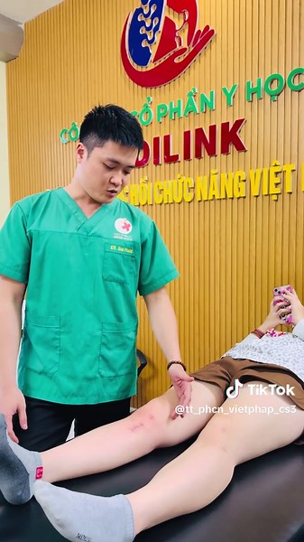 Phục hồi chức năng (PHCN) sớm sau phẫu thuật có vai trò rất quan trọng và được xem là yếu tố quyết định đến chất lượng hồi phục. Dưới đây là các tác dụng chính: 1. Giảm đau và giảm sưng \t•\tCác bài tập nhẹ, vận động sớm giúp tăng lưu thông máu và dẫn lưu bạch huyết, nhờ đó giảm phù nề và giảm đau tốt hơn so với nằm bất động. 2. Ngăn ngừa cứng khớp, co rút và teo cơ \t•\tSau mổ, nếu không vận động, khớp dễ bị cứng, mô sẹo dính, cơ yếu đi. \t•\tPHCN sớm giúp duy trì tầm vận động, tránh biến chứng
