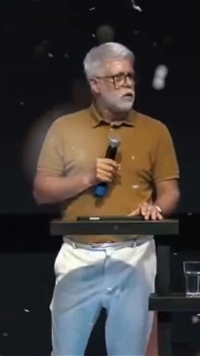 sabedoria.do.pastor on Instagram: "Quem gosta de verdade puxa assunto. Demonstra. Interesse não precisa ser adivinhado. Ele aparece nas atitudes. Quem quer falar com você manda mensagem. Quem sente saudade procura. Quem se importa arruma tempo. Sentimento real não vive de silêncio estratégico. Vive de presença. De constância. De pequenos sinais que mostram prioridade. Você não precisa implorar atenção. Nem ficar criando desculpas para a ausência de alguém. Quando é verdadeiro, é leve. Quando é f