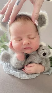 Starting the week with a gorgeous koala “FROGGY Pose” from start to finish. I get asked a lot how I keep baby’s asleep and for this pose in particular, my tips are tricks are : baby shusher, lulavibe, milk drunk (so straight after a feed) and sometimes loads of patience ☺️ #newbornlife #parenthood #ParenthoodUnfiltered #babylove #momlife #dadlife #babybliss #tinyhumans #ParentingJourney #firsttimeparents #newbornessentials #babysnuggles #SleeplessNights #newparenthood #babymilestones #momandbaby