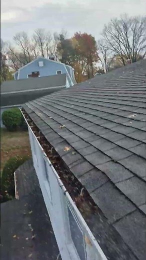 Blasting out these gutters, gutter cleaning the easy way!