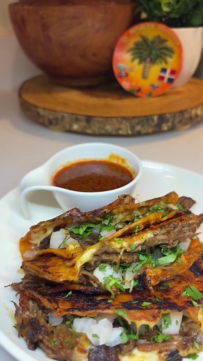 Dominicana en Japon haciendo tacos de birria … 🥩 Ingredientes para la birria: • 2 kg de lomo o costilla de res • 8 jitomates rojos • 1 cebolla amarilla grande • 8 dientes de ajo • 5 chiles guajillo (si te gusta picante, agrega también chile de árbol) • 1 rama de canela • 2 hojas de laurel • 1 cucharada grande de sal • 1 cucharada de pimienta gruesa • 1 cucharada de tomillo seco • 1 cucharada de chile en polvo • 1 cucharada de orégano seco • 1 cucharada de comino en polvo • Pimienta negra recién