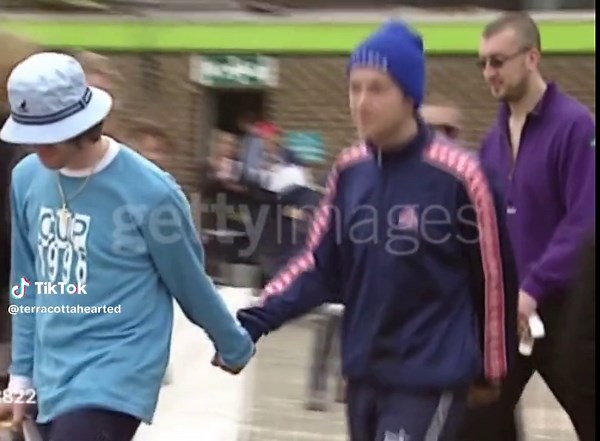Damon Albarn and Liam Gallagher Kiss: A Blur and Oasis Celebration 🏳️‍🌈