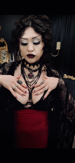 Modern day vampire #goth #vampire #spookyseason #Halloween #gothoutfit #altgirl | Los Gothics